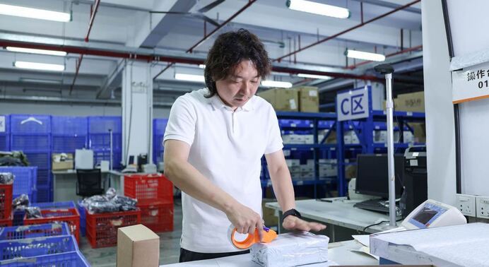 ASG warehouse floor in Shenzhen running the 6-step tracking workflow from order ingestion to Shopify API push-back across 10,000-20,000 daily orders