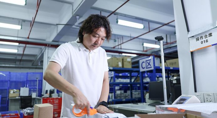 ASG warehouse supplier verification and pre-shipment QC station inspecting low-MOQ private label logo stickers and custom packaging in Shenzhen
