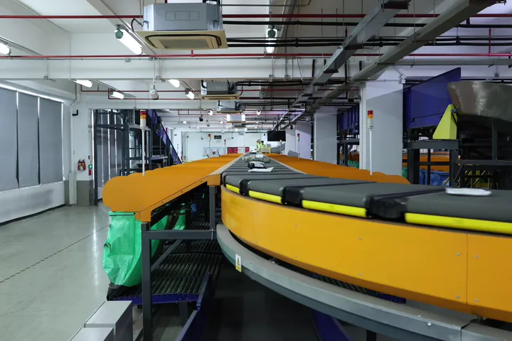 Curved parcel conveyor in the fulfillment center