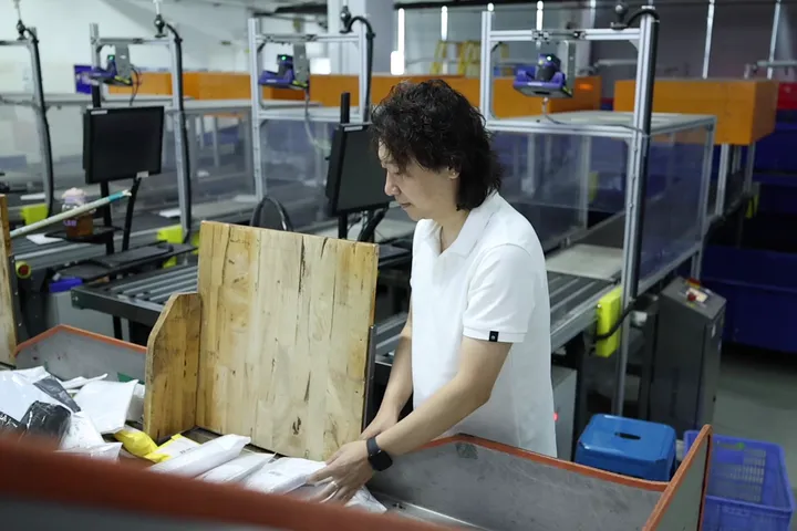 Packing station on the ASG warehouse floor