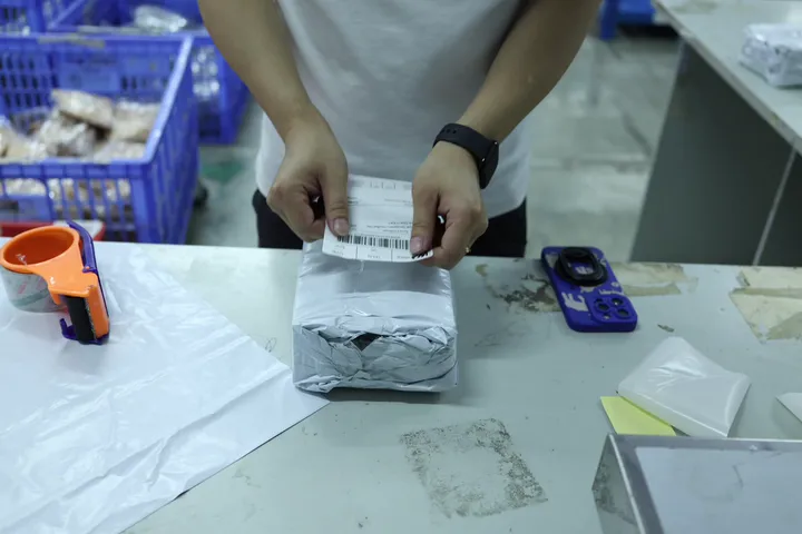 Sealing an outbound parcel